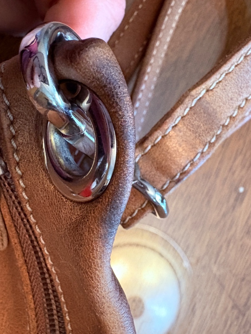 Roots Tribe Leather, Maple Leaf Urban Crossbody Pouch - Picture 8 of 9